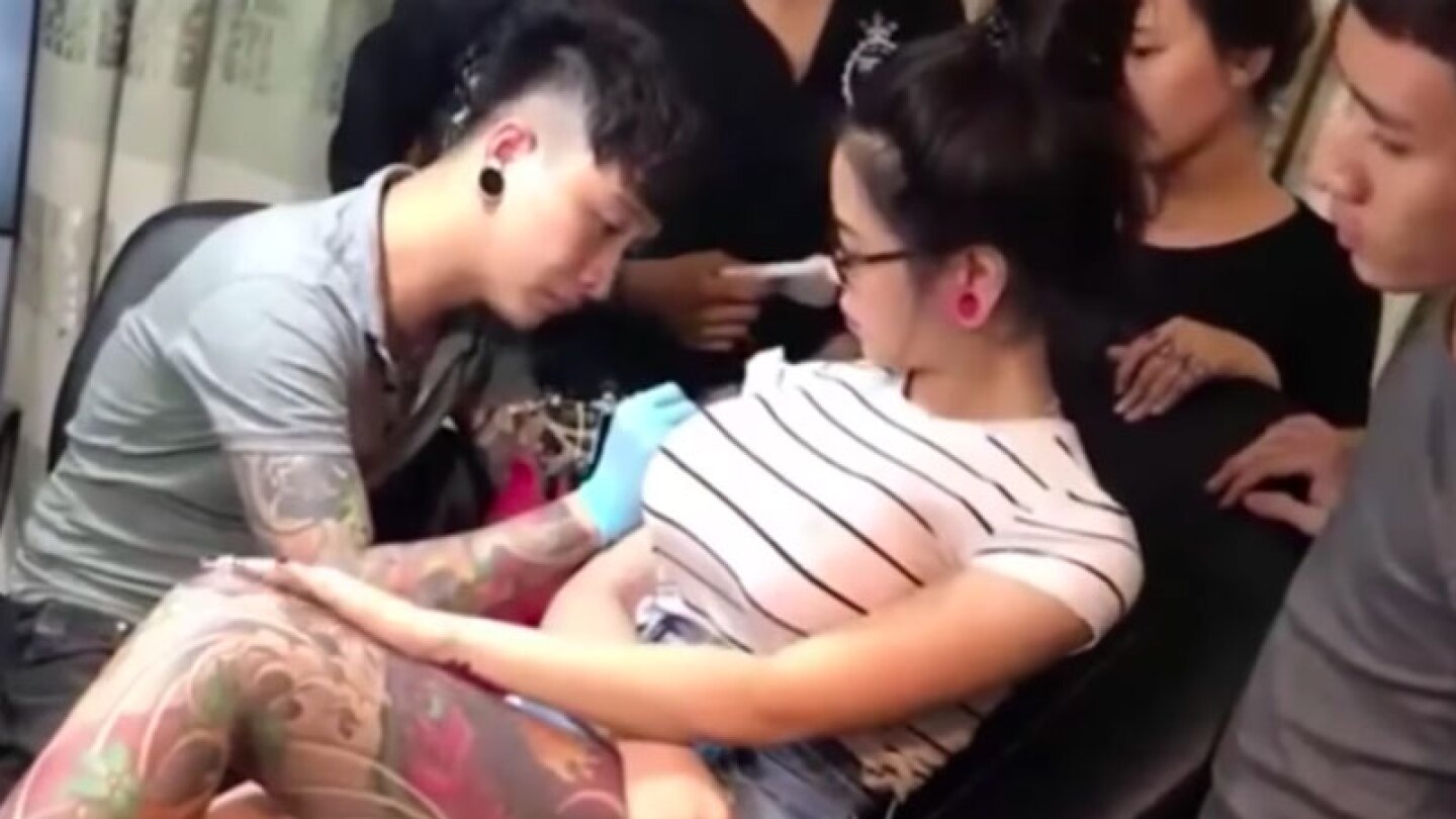 Tatuador se lleva tremendo susto, ¡en plena sesión le explota un seno a su clienta!