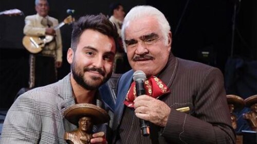 Vicente Fernández y su nieto.