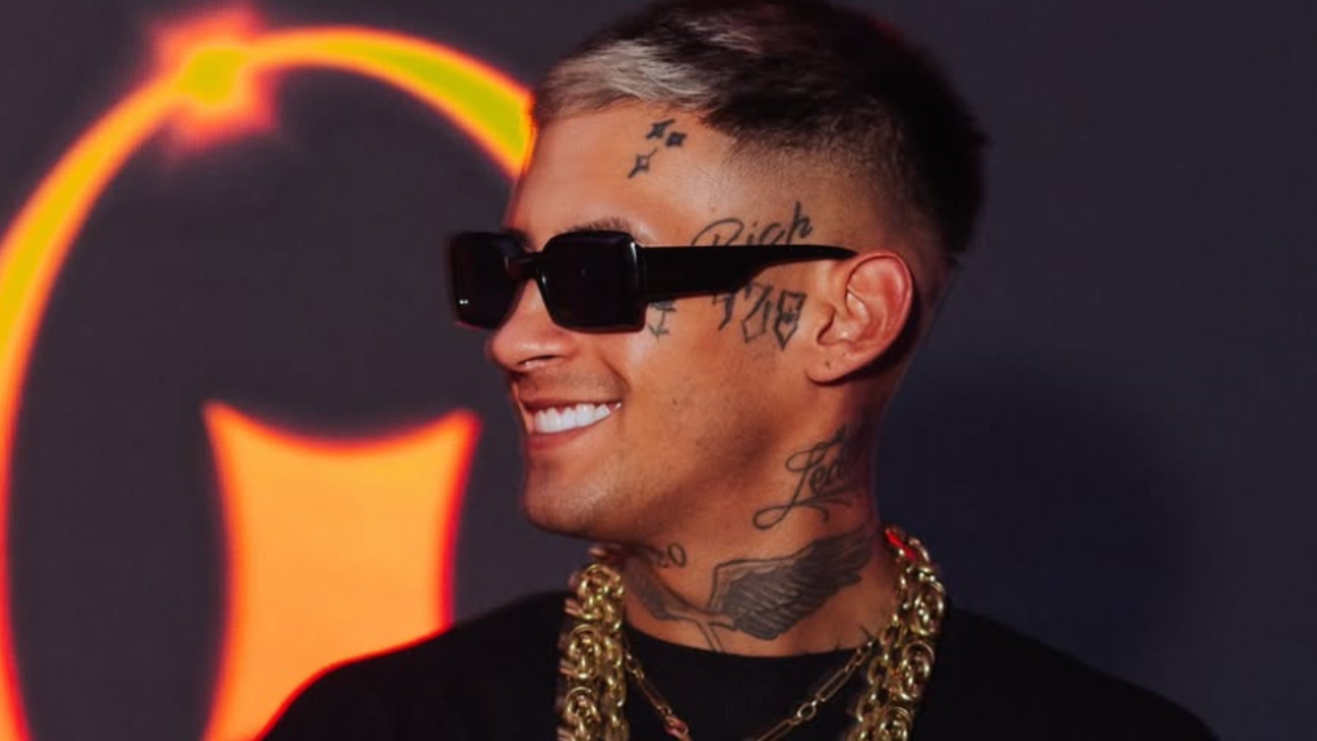 Cantante sufre accidente de moto