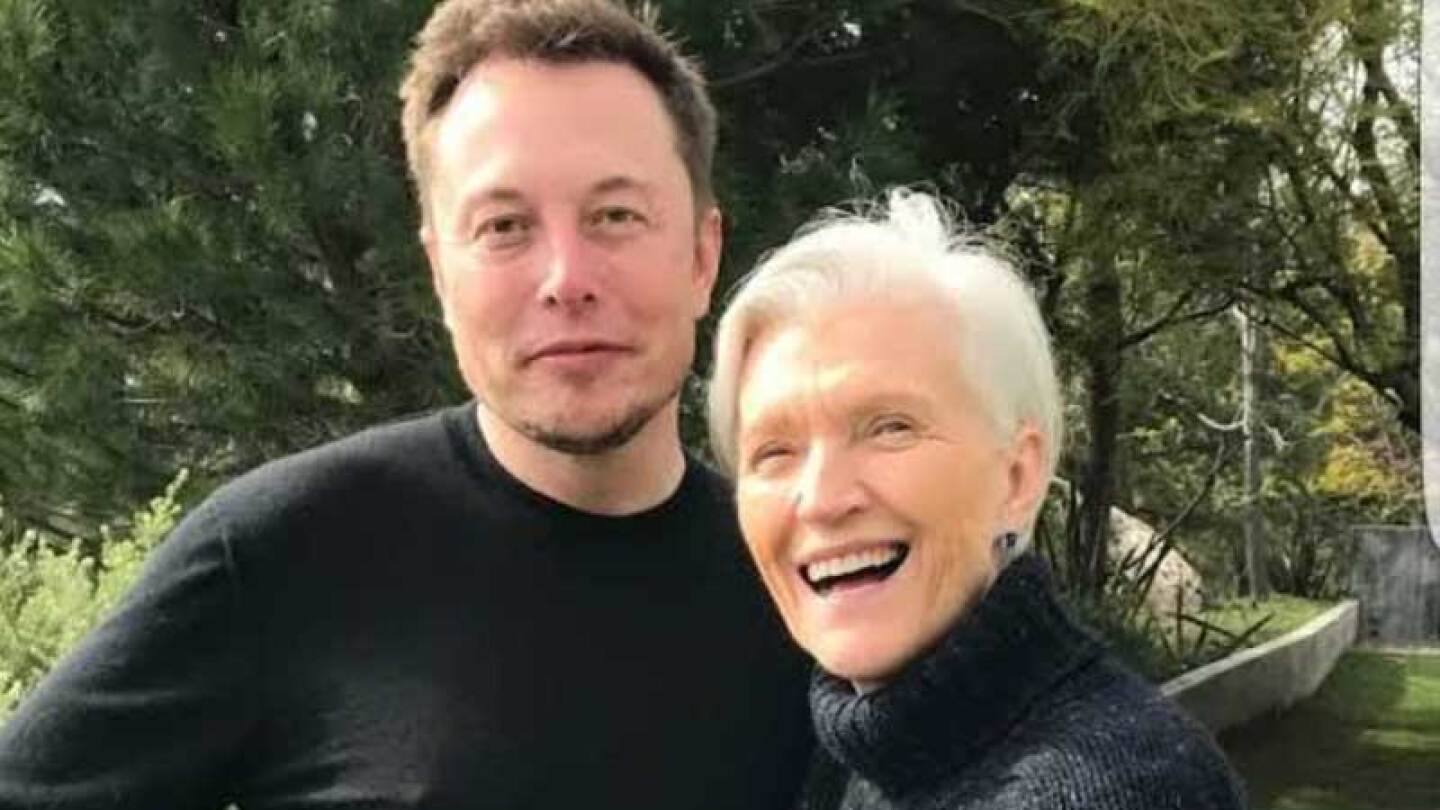 Madre de Elon Musk modela en traje de baño