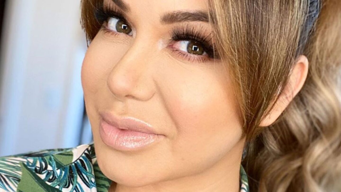 En falda de cuero, Chiquis Rivera se agacha y menea su retaguardia