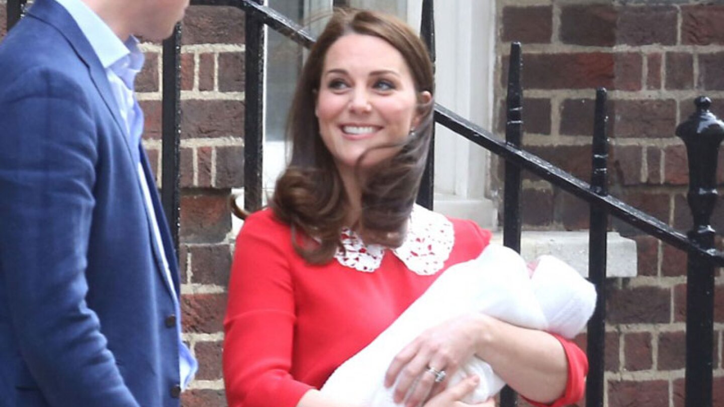 Con un vestido rojo y muy sonriente Kate dejó el hospital