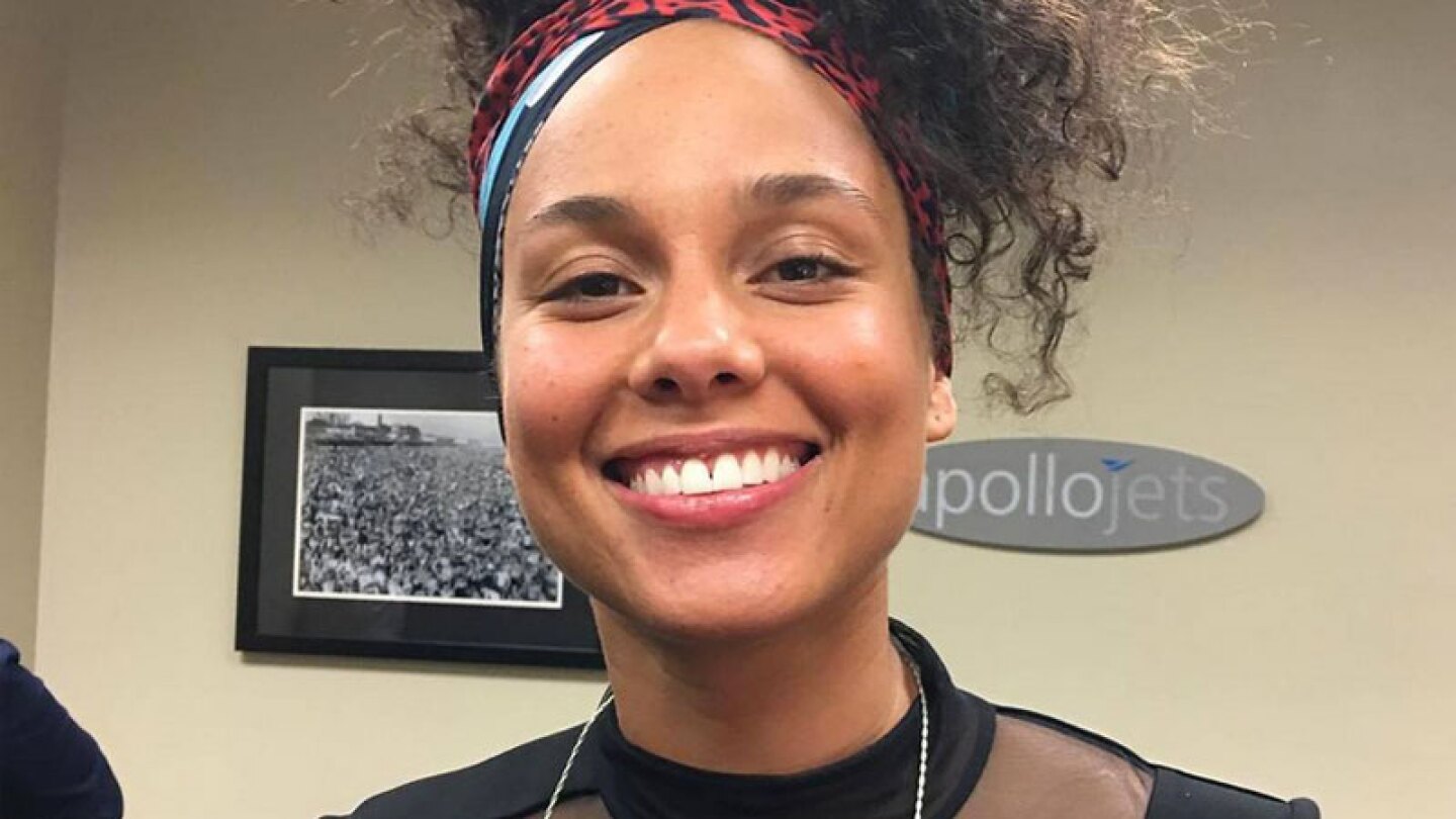 Revelan trucos secretos de Alicia Keys sobre su nuevo look al natural.