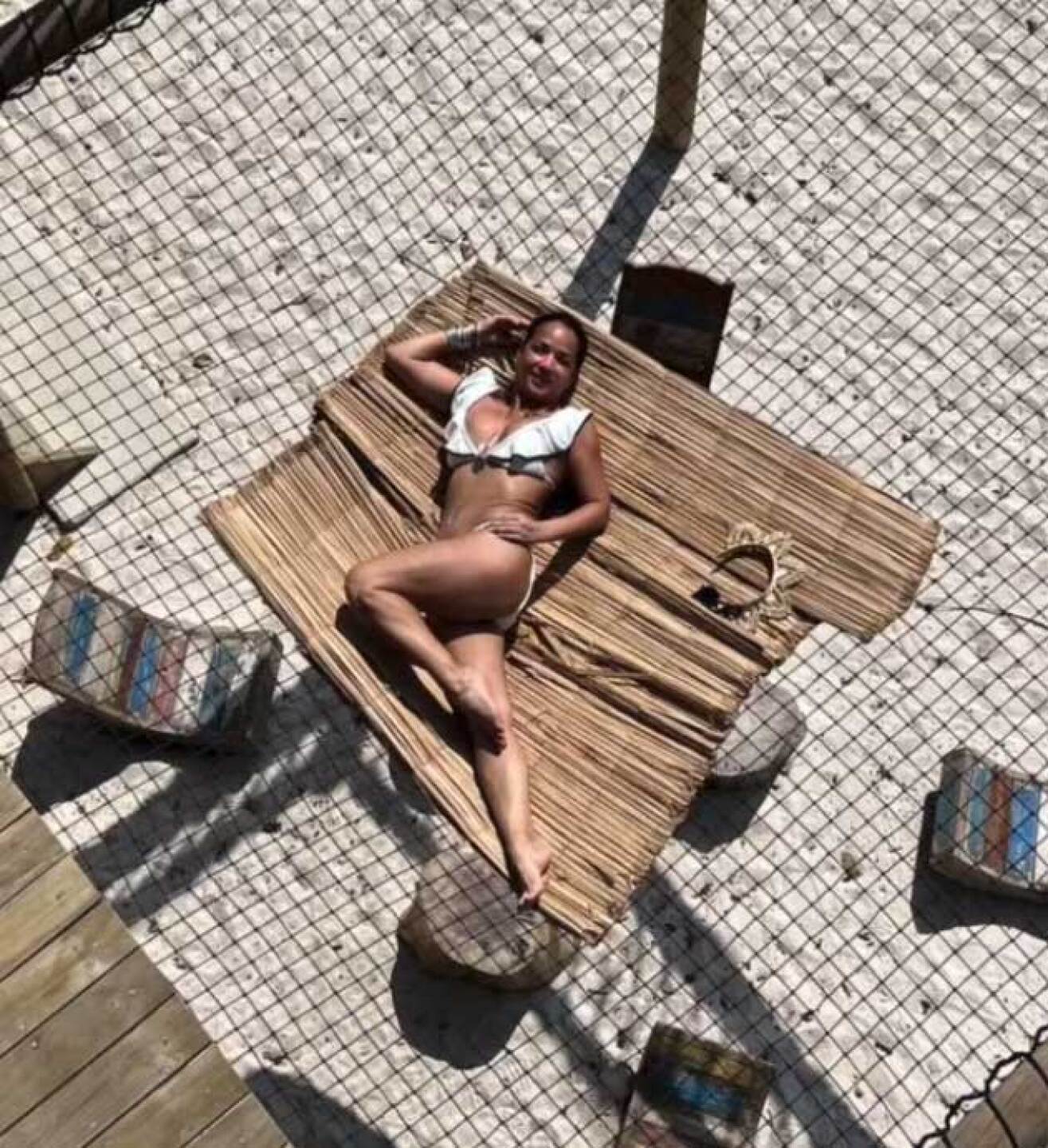 Adamari López se deja ver como nunca en bikini