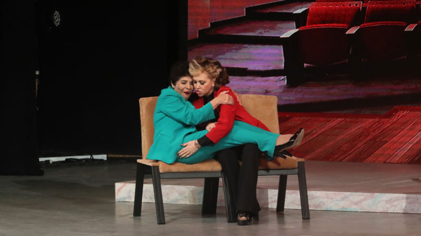 Aida Pierce y "La Tarabilla" impactaron al besarse en pleno escenario.