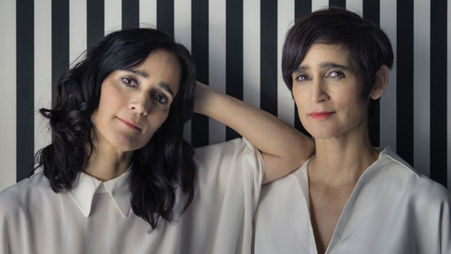 julieta Venegas y su hermana gemela