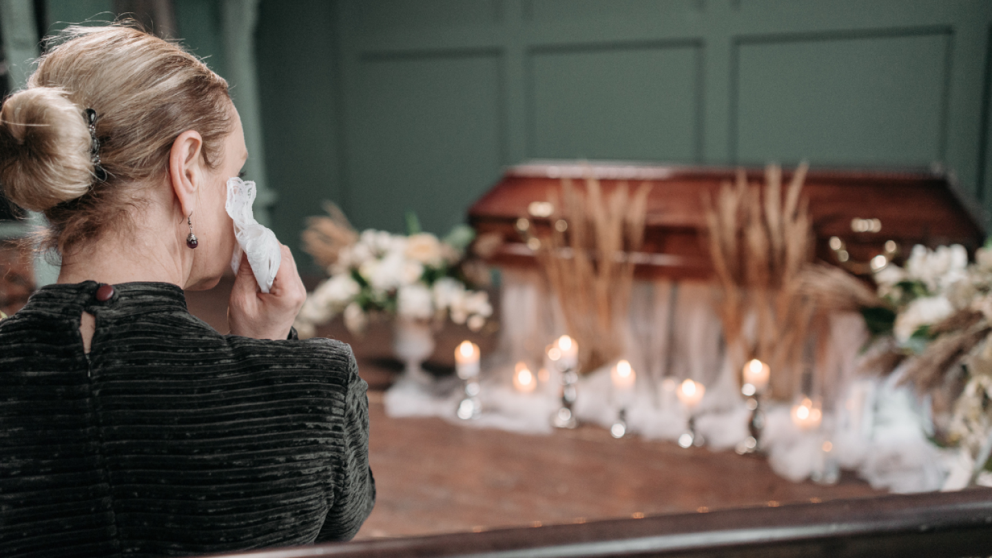 funeral mujer llorando