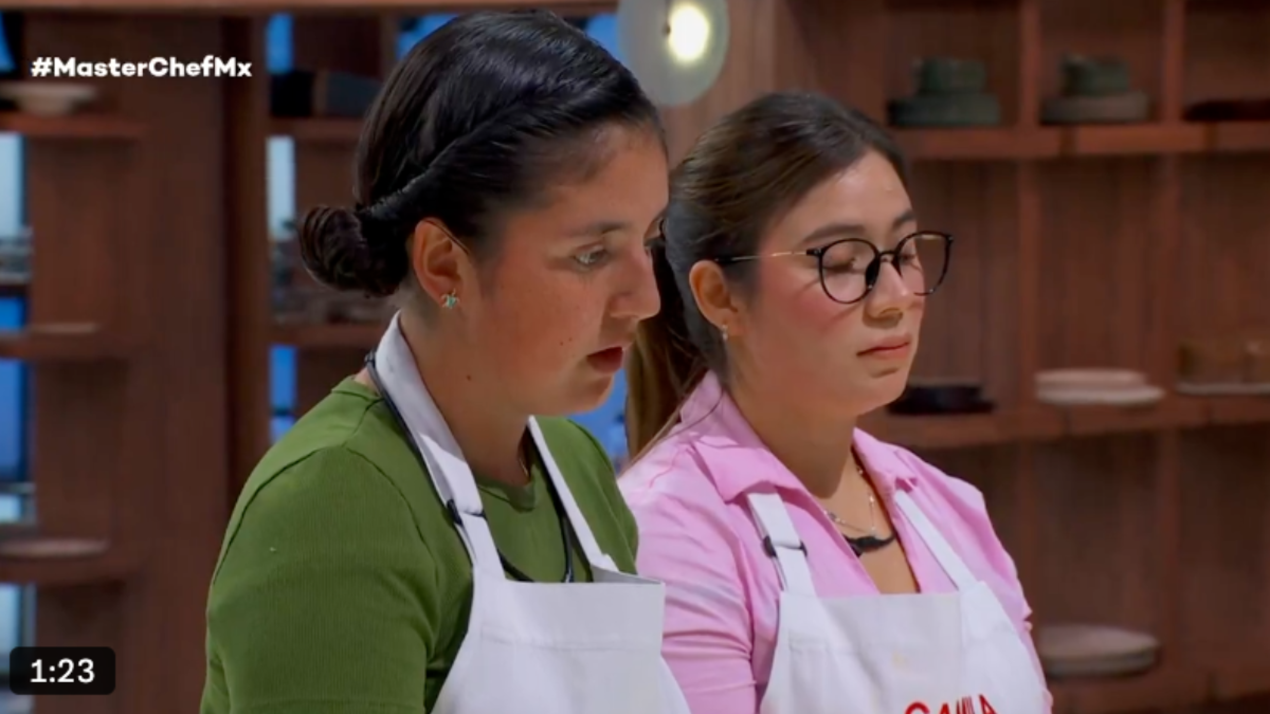 Chef Poncho Cadena regañando a Jazmín y Camila.