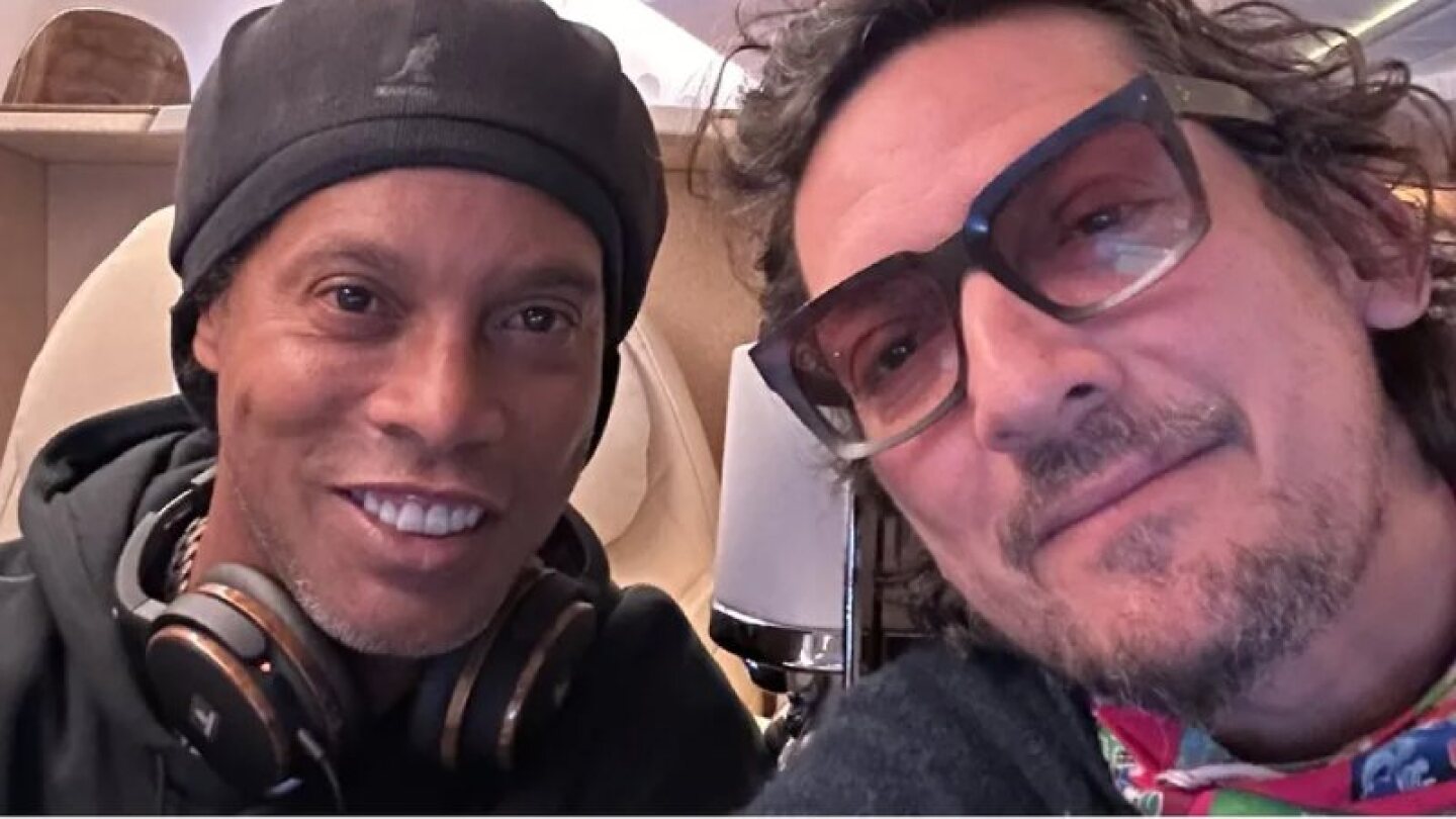 León Larregui conoce a su ídolo Ronaldinho y presume en redes su sueño cumplido