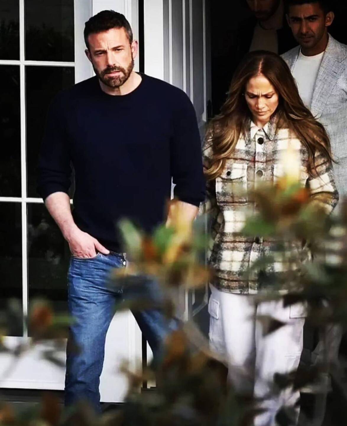 Jennifer López y Ben Affleck captados por la prensa saliendo de un evento 2023