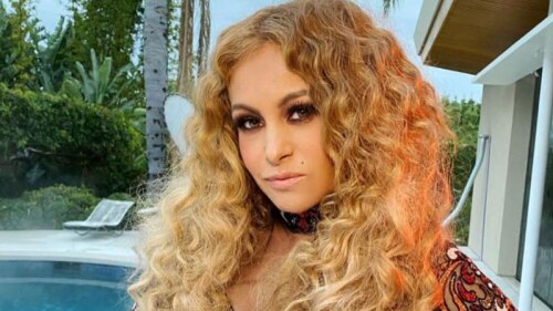 Paulina Rubio olvida la letra de una de sus canciones en live