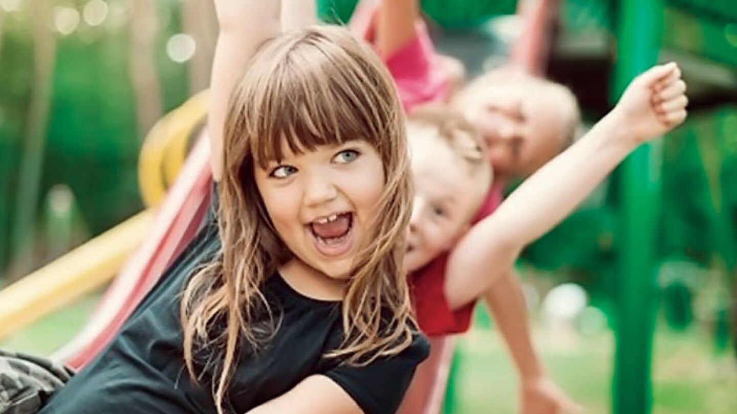 El término "miniadulta" es la forma común en la que psicólogos se refieren a la sexualización de expresiones (hipersexualización), posturas y el uso de ropa que no es adecuada para niñas de 5 a 11 años.