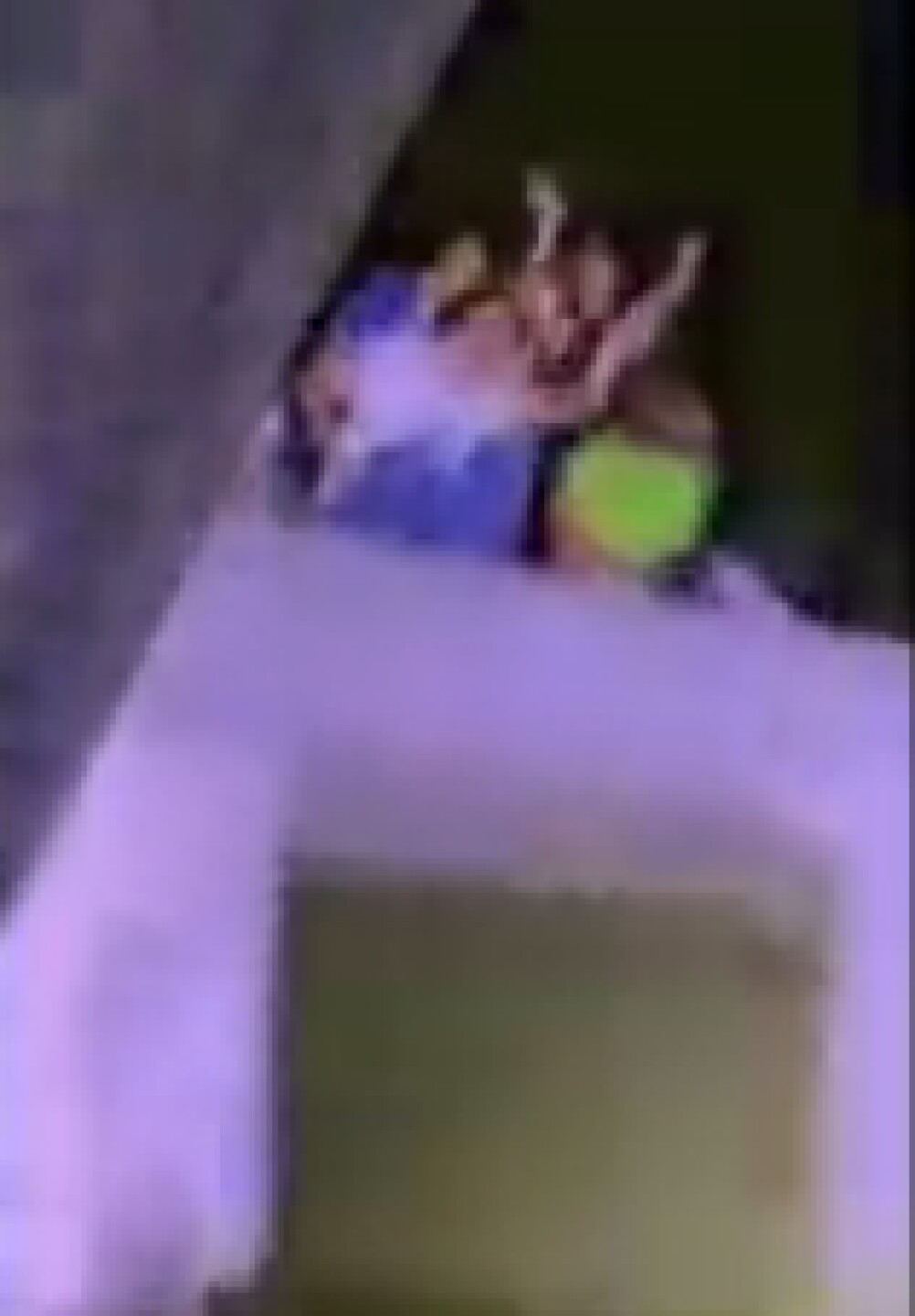 Alan Zamudio se molesta con fans por ver su concierto en la azotea
