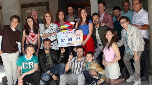 Rosy Ocampo y el reparto de la telenovela "Papás por siempre"