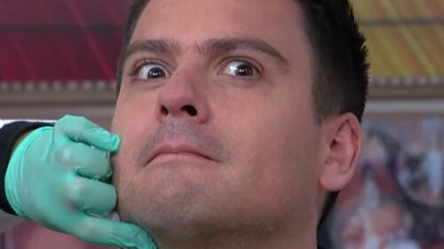 VIDEO:Carlos Quirarte de VLA se somete a doloroso tratamiento estético en vivo