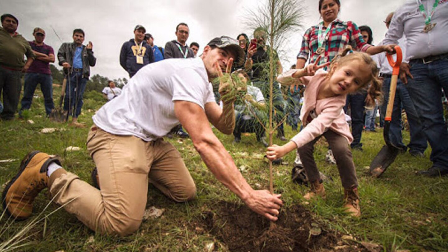Julio Camejo planta miles de pinos junto a su pequeña hija