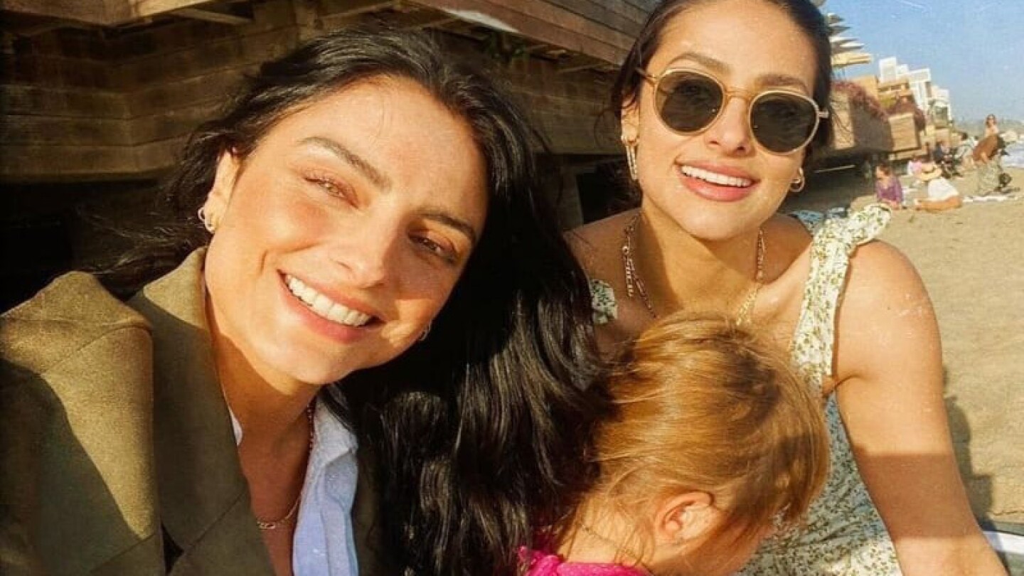 Aislinn Derbez y su hija se divierten con Diego Boneta y Renata Notni en la playa