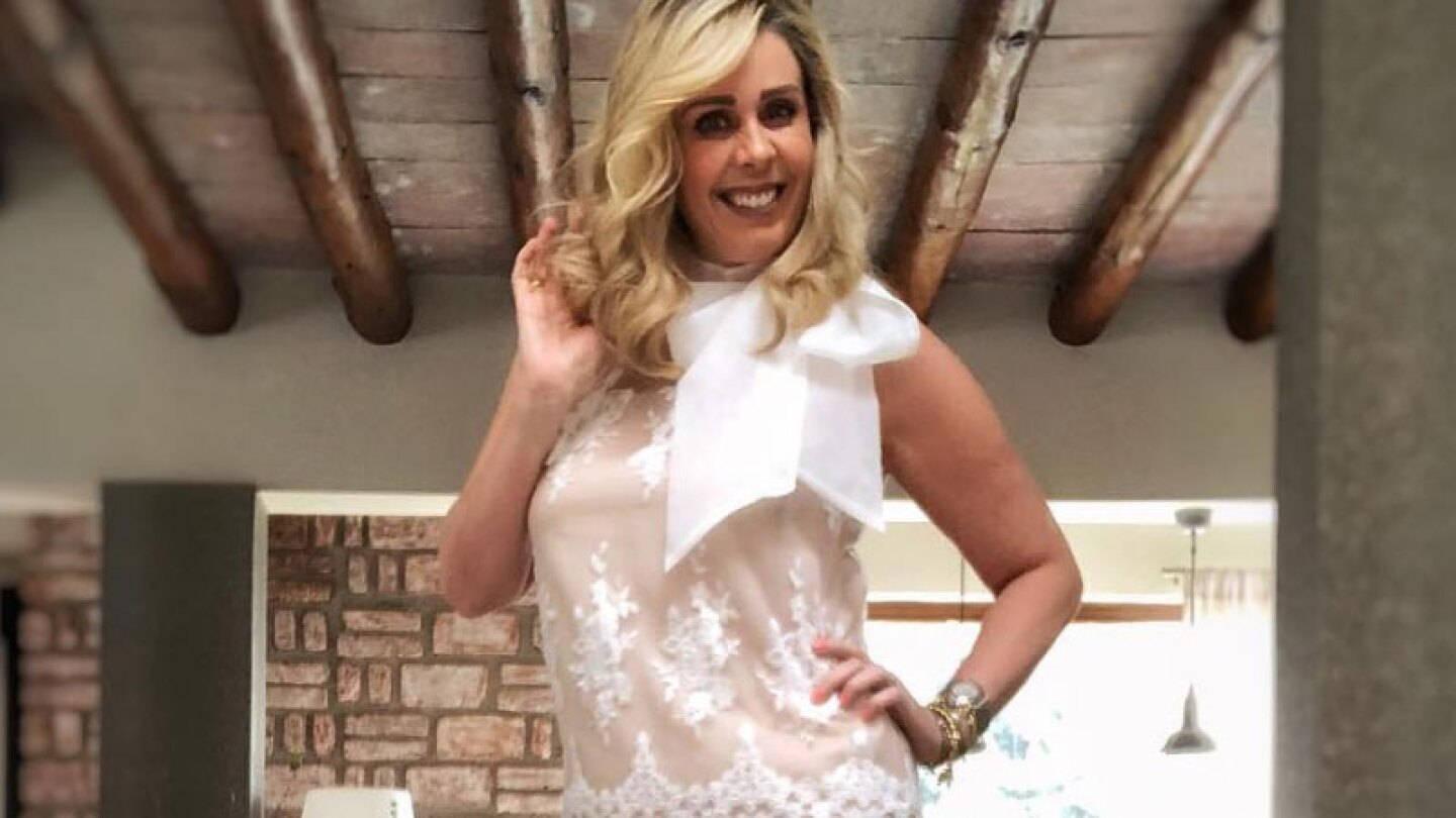 La conductora ya no sabe cómo llamar la atención y vio la salida fácil desnudándose.