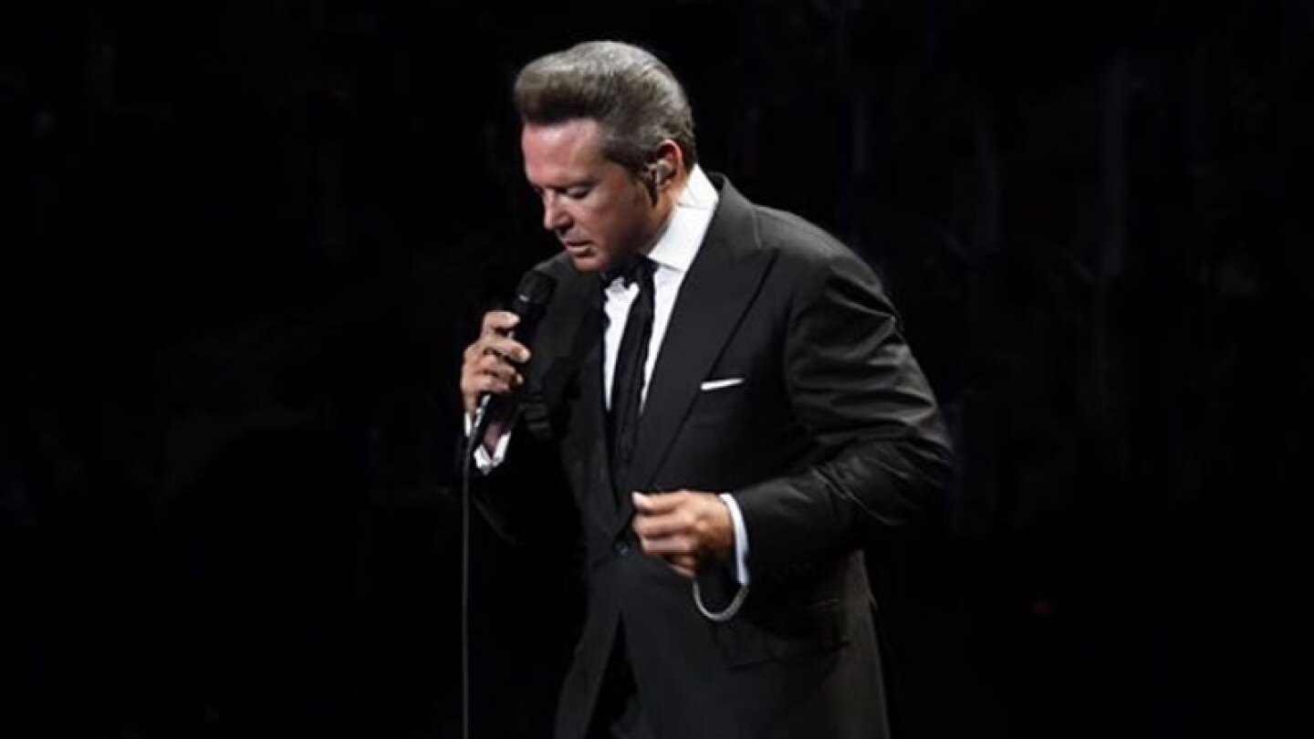 Luis Miguel besó a una fan muy tiernamente.