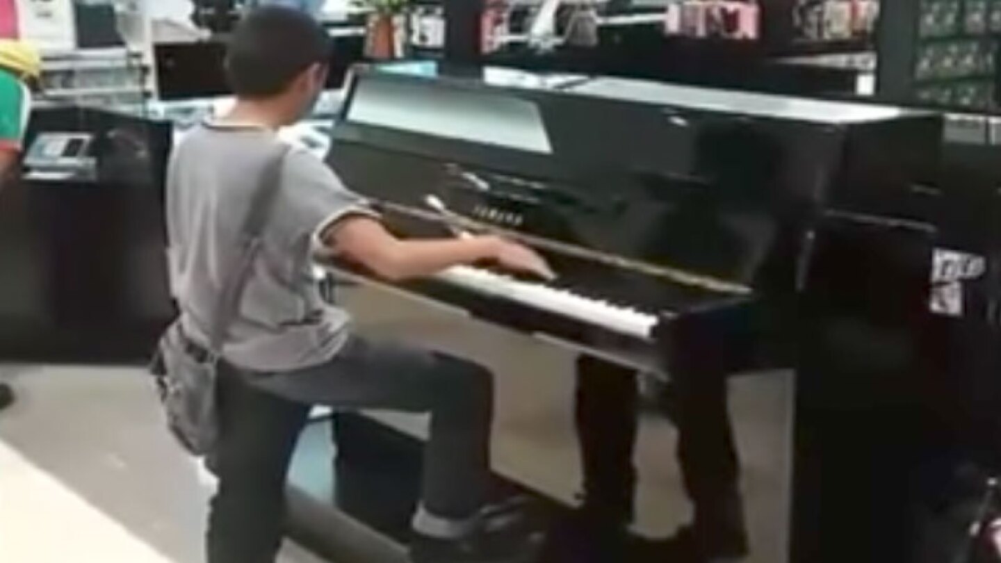 Niño pianista de tienda departamental es recompensado