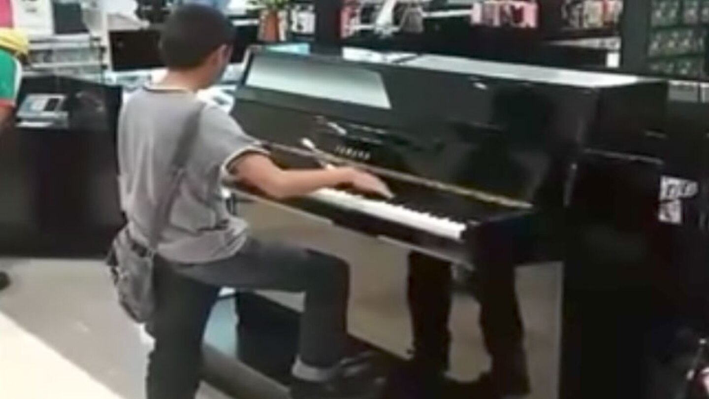 Niño pianista de tienda departamental es recompensado 