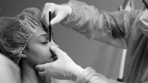 Influencer muere tras realizarse un foxy eyes