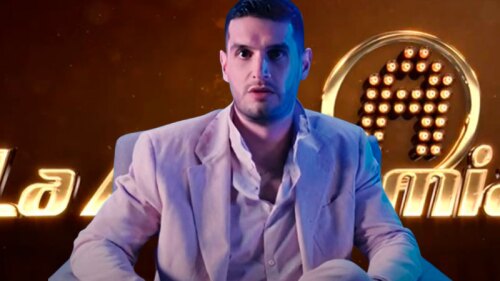 Adrián Marcelo de fondo el logo de La academia