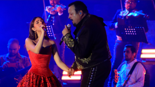 Pepe Aguilar y Ángela Aguilar en el carnaval de Mazatlán 2025