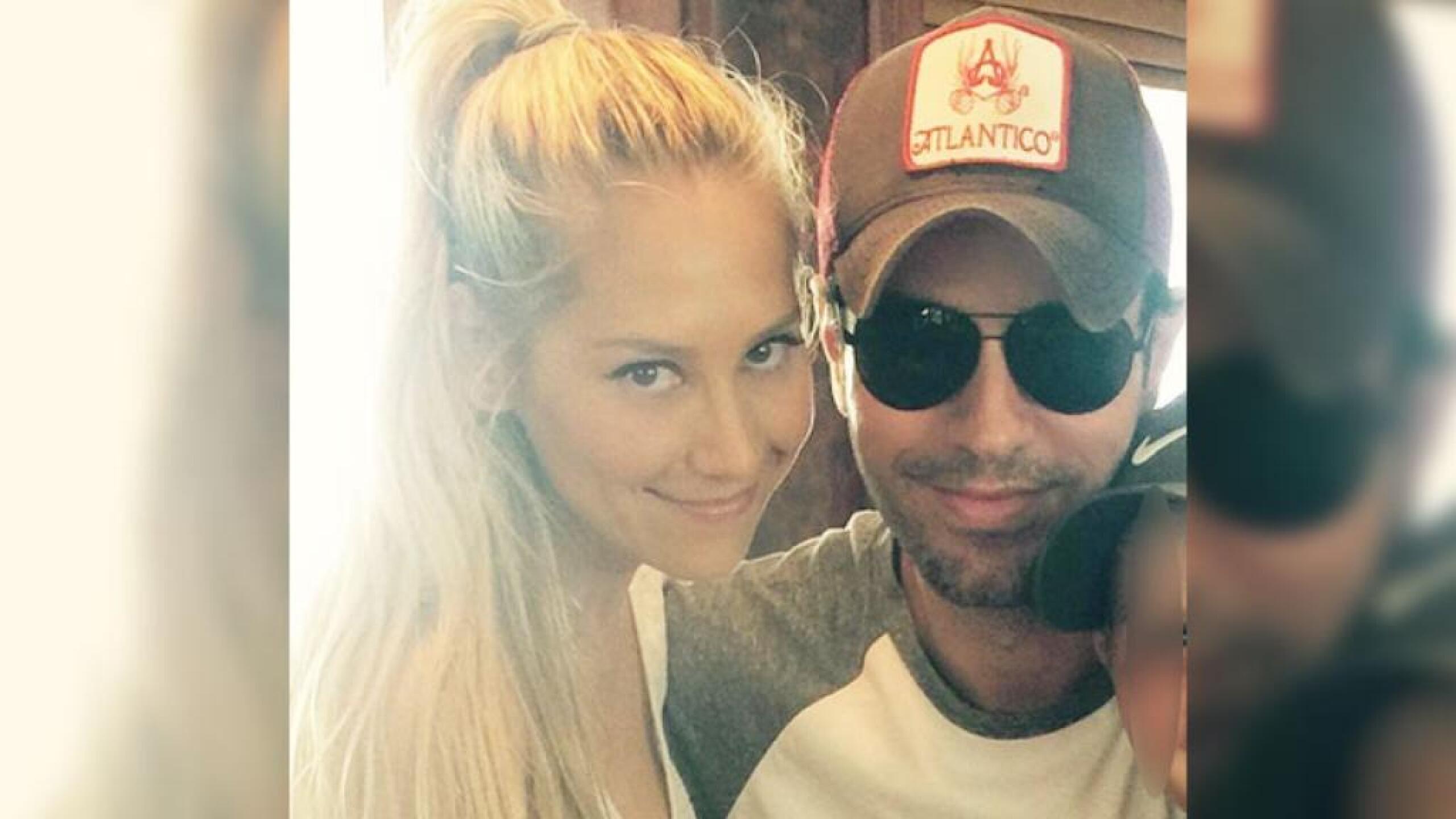 Enrique Iglesias y Anna Kournikova fueron captados paseando.