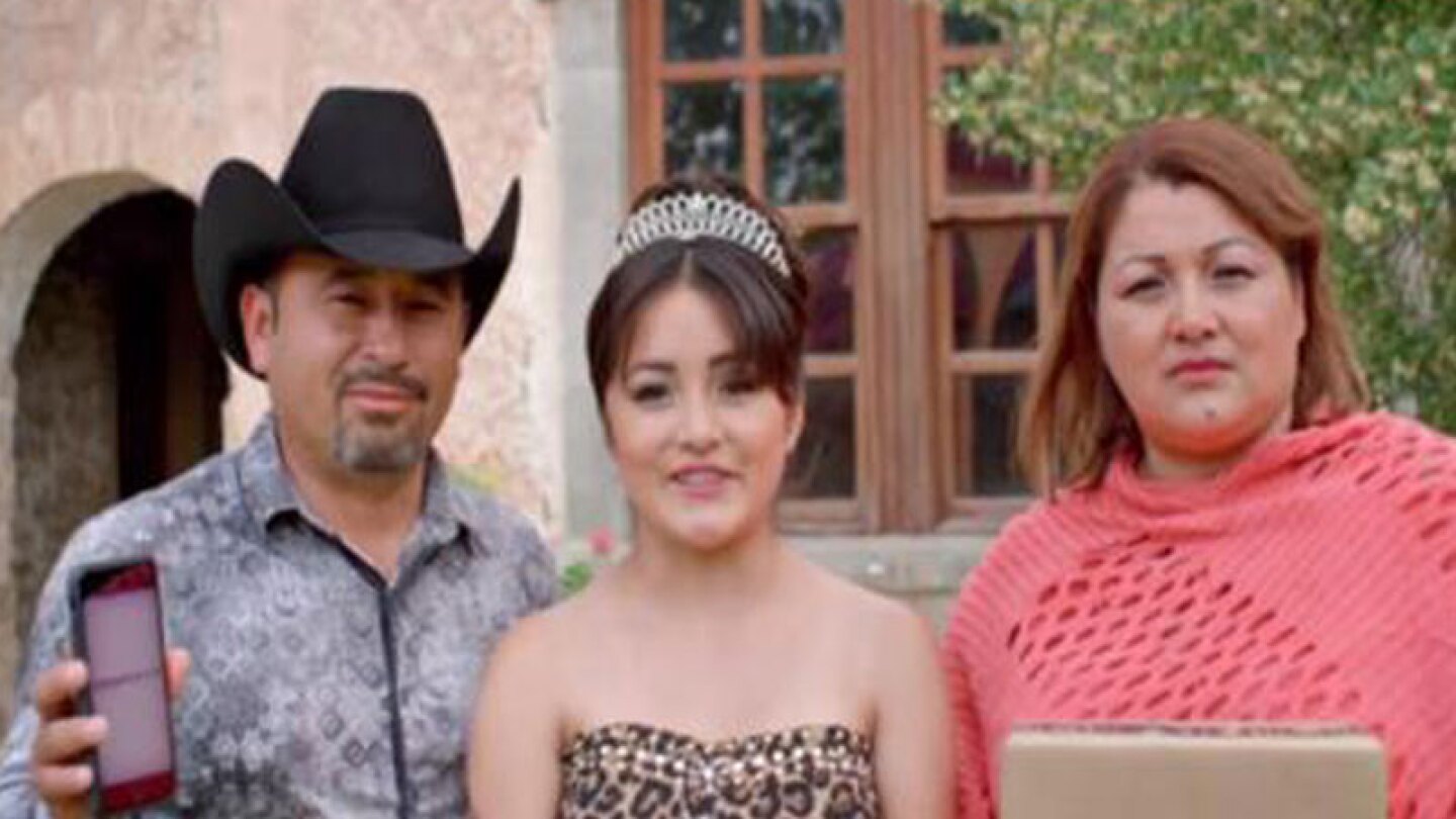 Rubí reaparece vestida de quinceañera para dar importante noticia, pero su mamá le robó cámara.