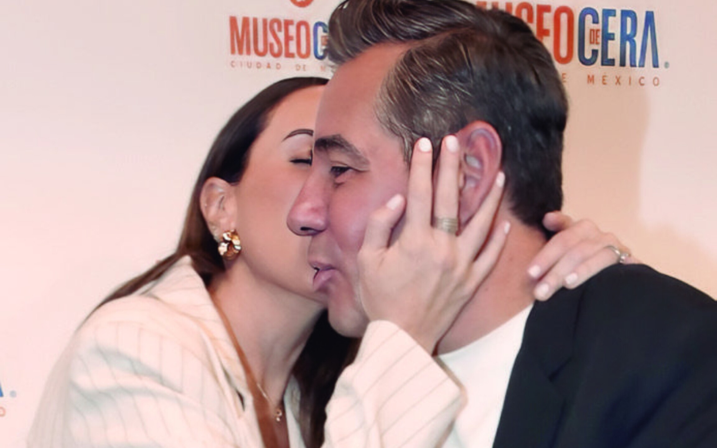 Yordi Rosado y su novia