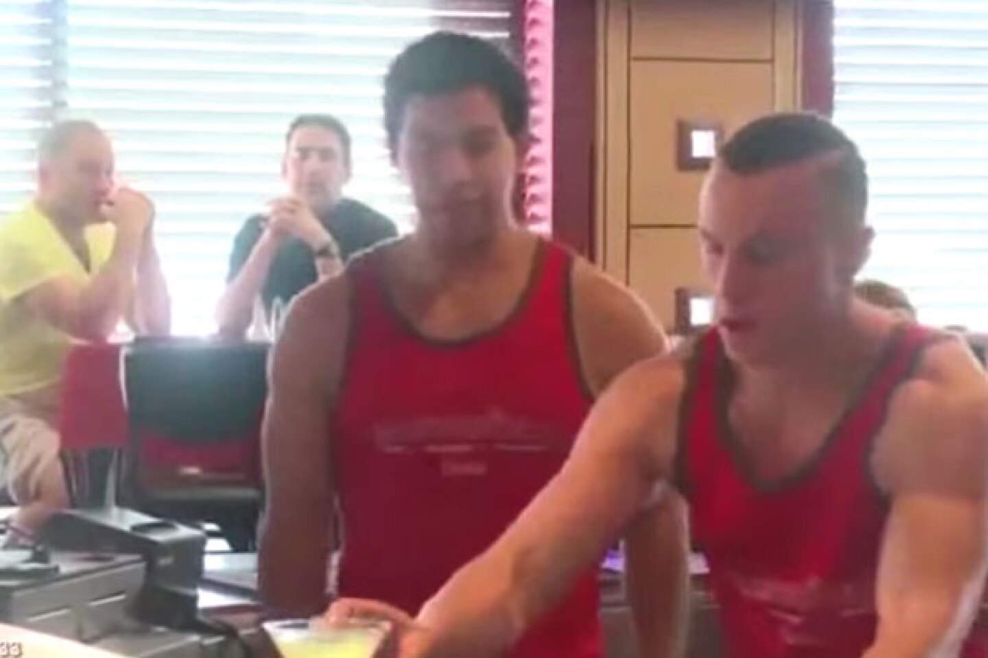Tallywackers es la versión masculina de Hooters.