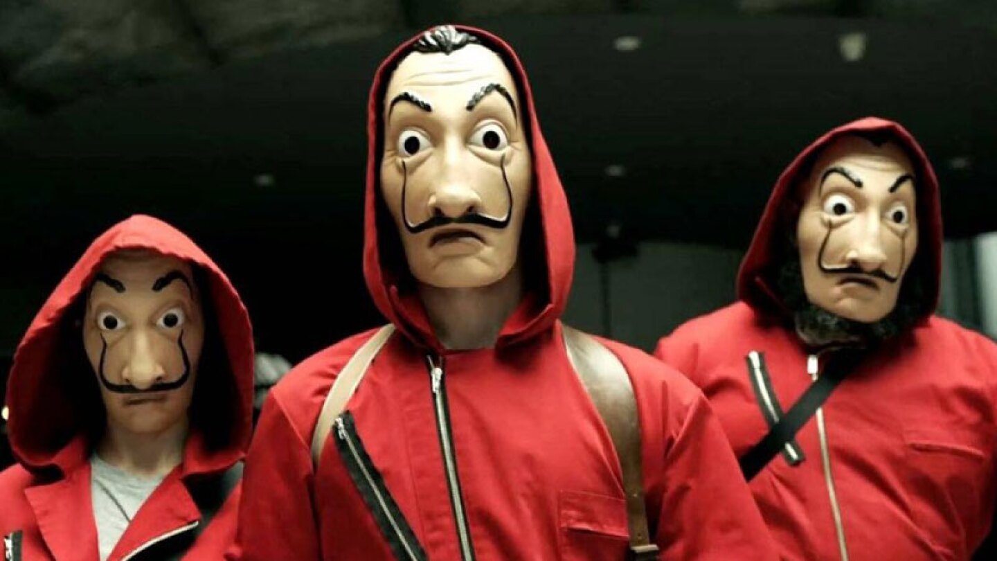Asaltantes usan las máscaras de la serie "La Casa de Papel"