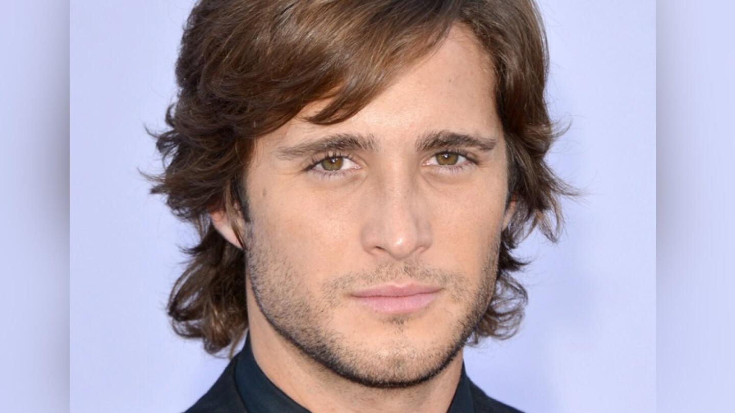 Diego Boneta sorprende con nuevo look