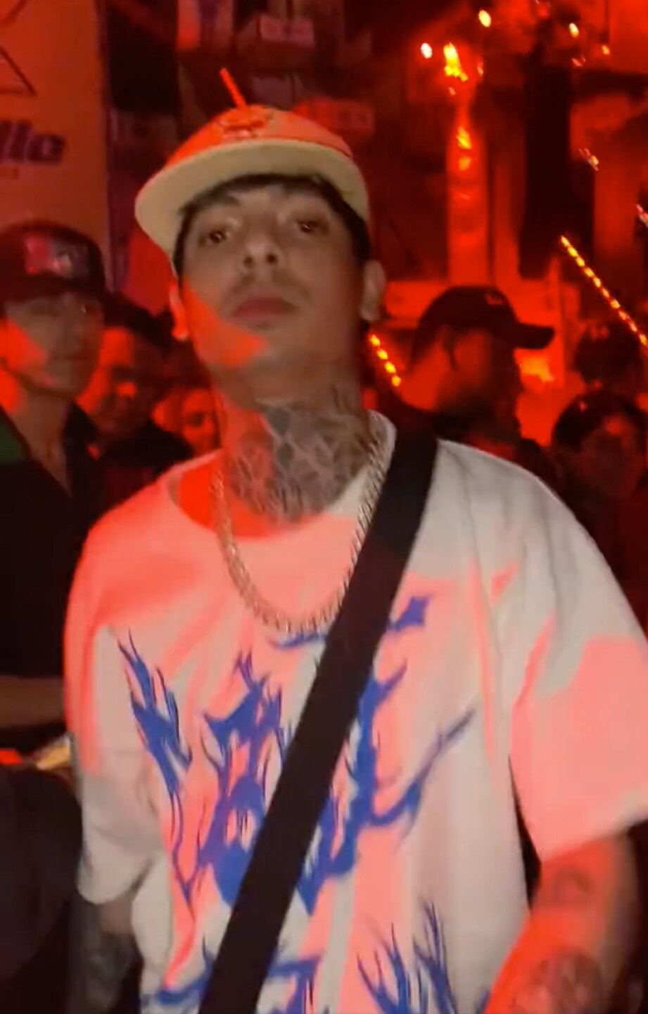 Natanael Cano se dejó ver molesto con una fan