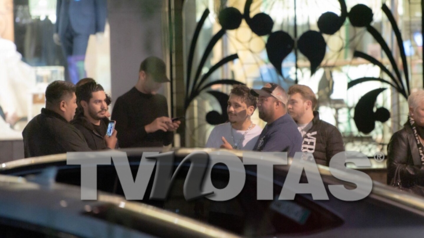 Christian Nodal saliendo de restaurante