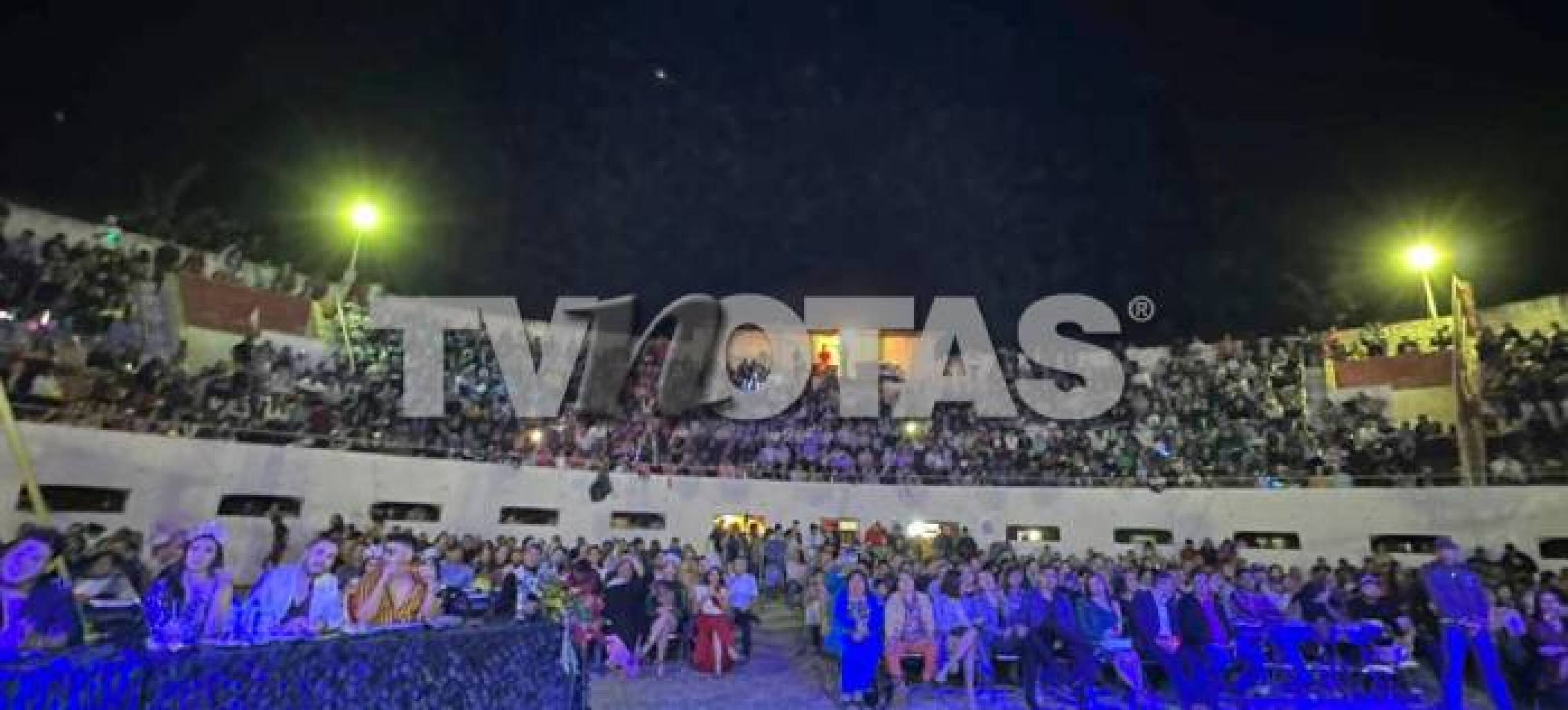 En 1998 recibe el ofrecimiento del productor Juan Osorio a integrarse en la telenovela Vivo por Elena, que protagonizaron Victoria Ruffo y Saúl Lisazo.