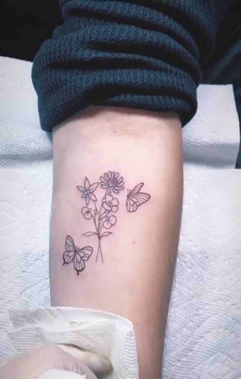 Se tatuó dos mariposas.