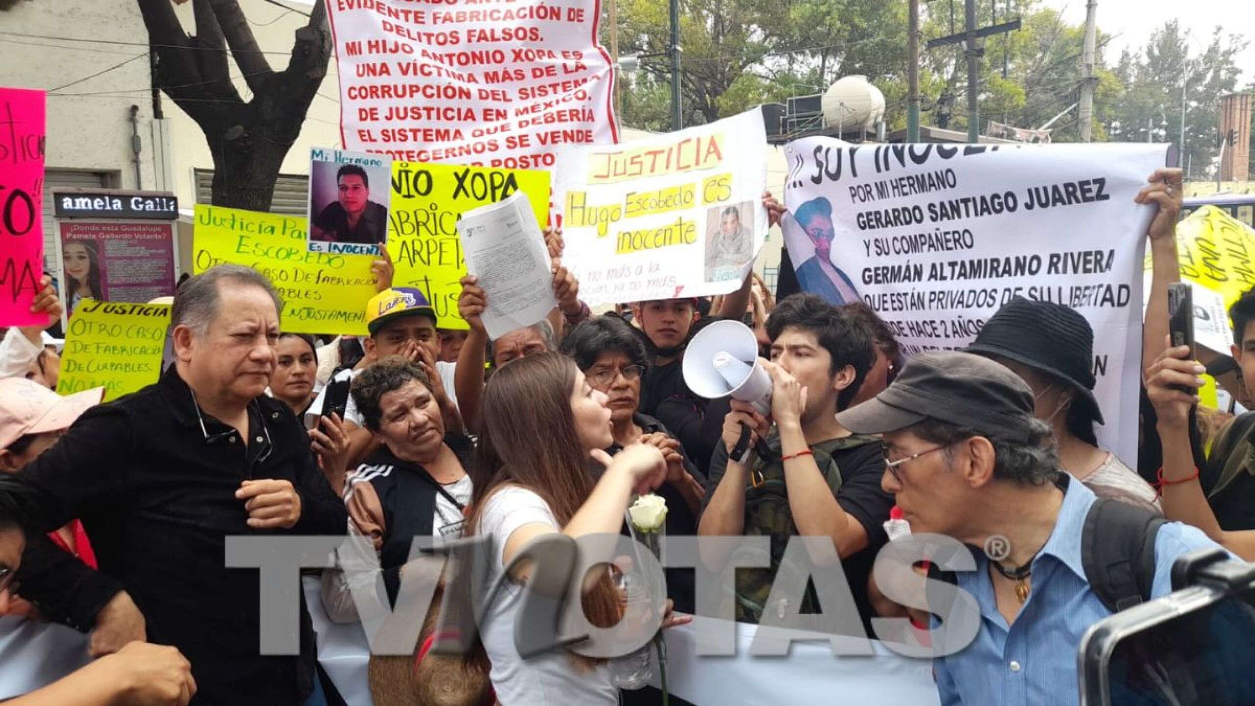 Daniela Parra marchando a favor de Héctor N