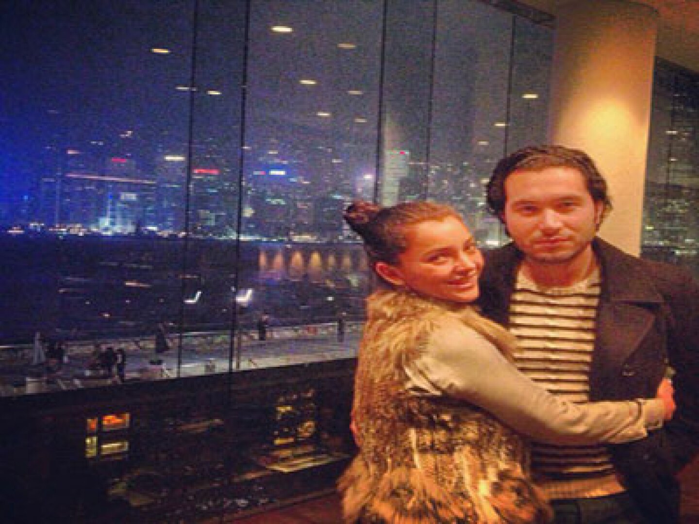 Sara Maldonado y su novio.