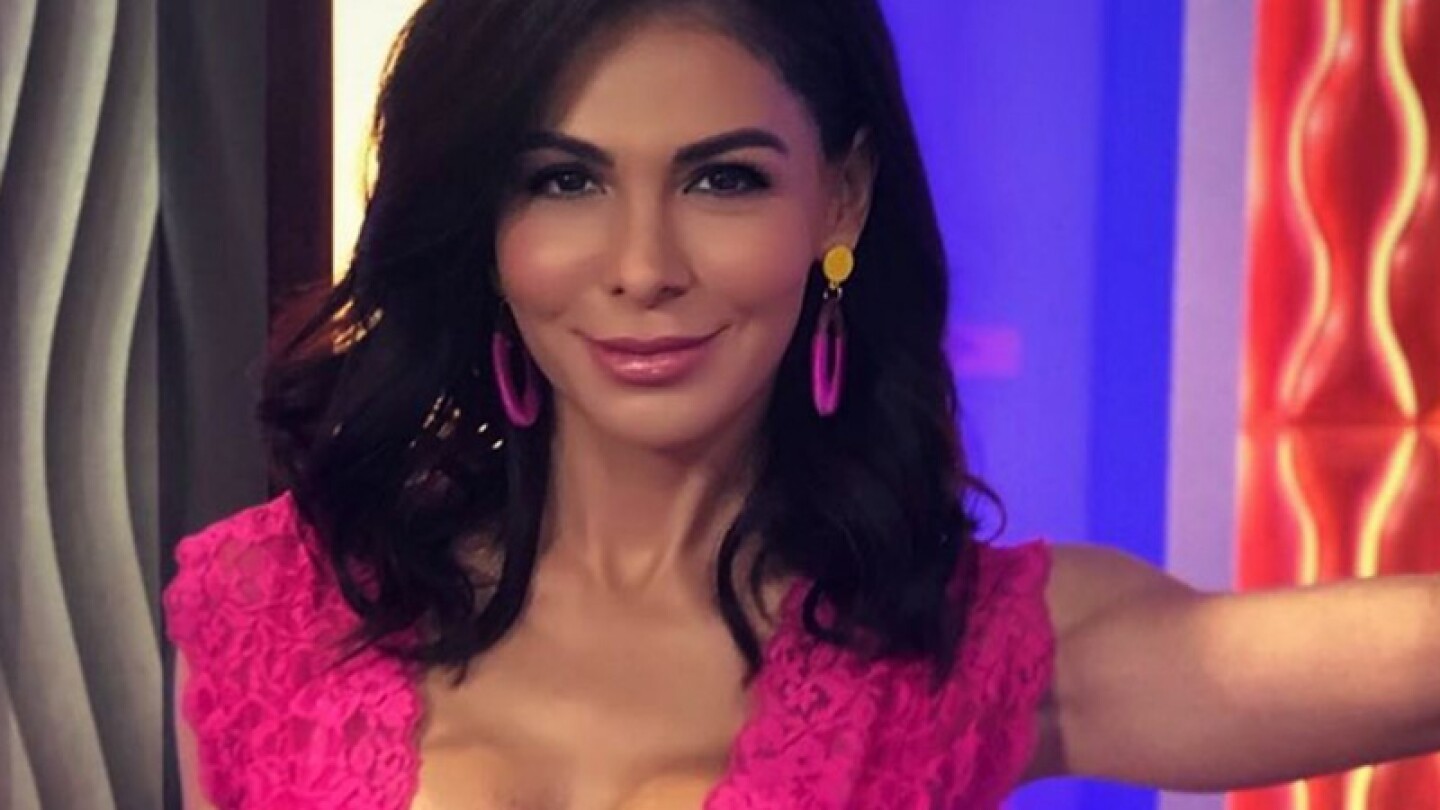 En diminuta tanga roja Vanessa Arias hace flotar sus glúteos en el agua