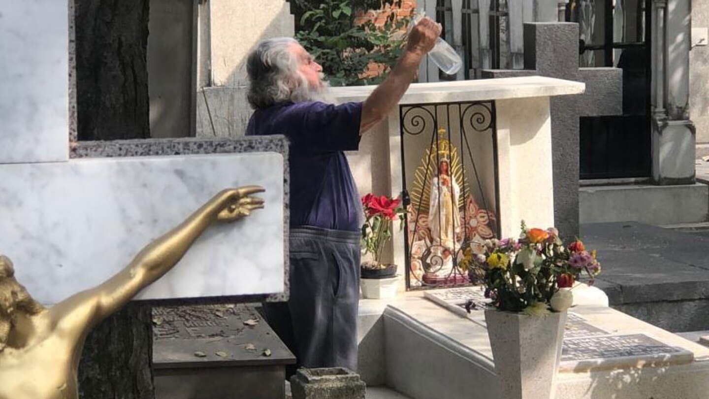 El esotérico quiere ayudar a que el alma de 'El Príncipe de la canción' descanse en paz