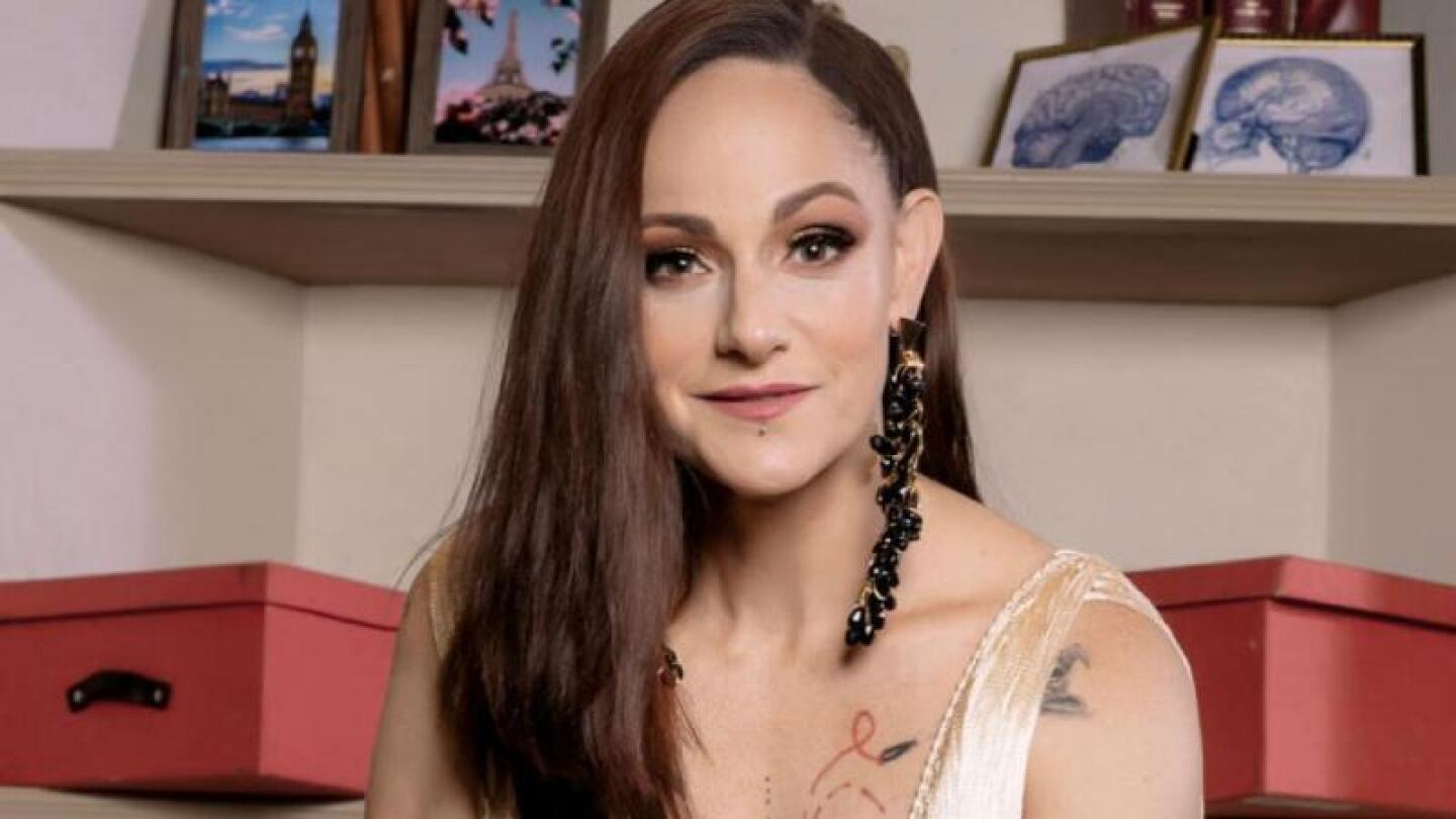 Tras someterse a cirugía, Lolita Cortés presume estar bien acompañada en su recuperación