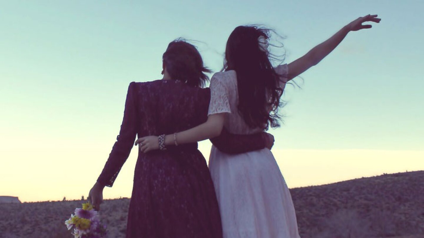 Famosa Youtuber presenta a su novia y la confunden con su abuela