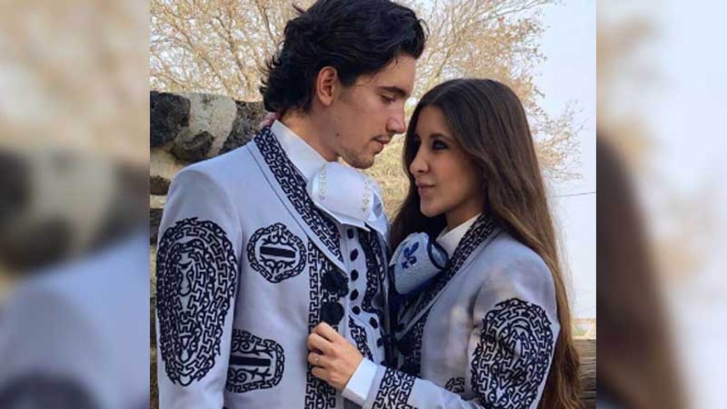 El cantante se encuentra con su novia pasando la cuarentena