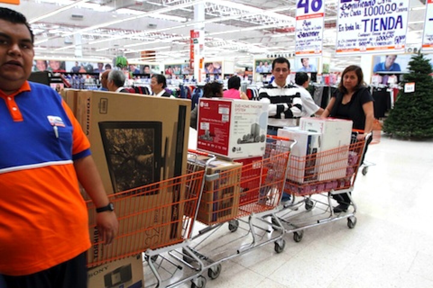 Las filas en los autoservicios son interminables