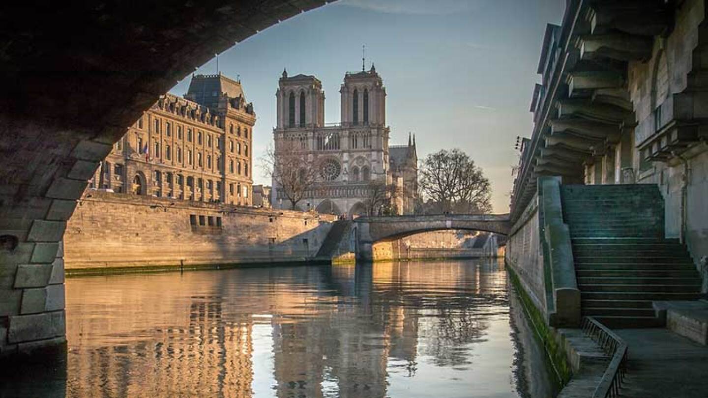 Notre Dame no había suspendido misas desde la época de Napoleón.