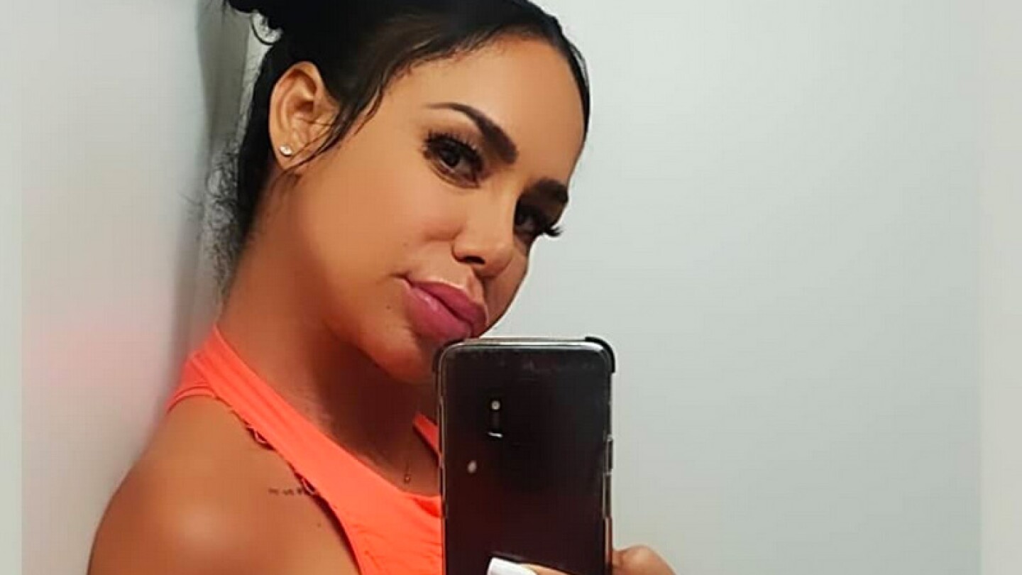 Lis Vega sube y baja escalones sin tanga y en embarrados mallones