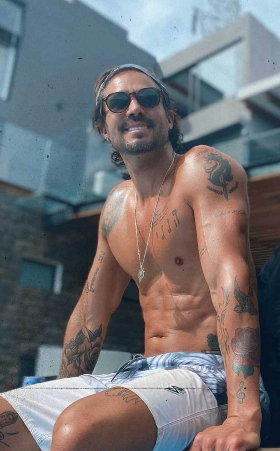 José Ron revela que usa faja reductiva de Livia Brito