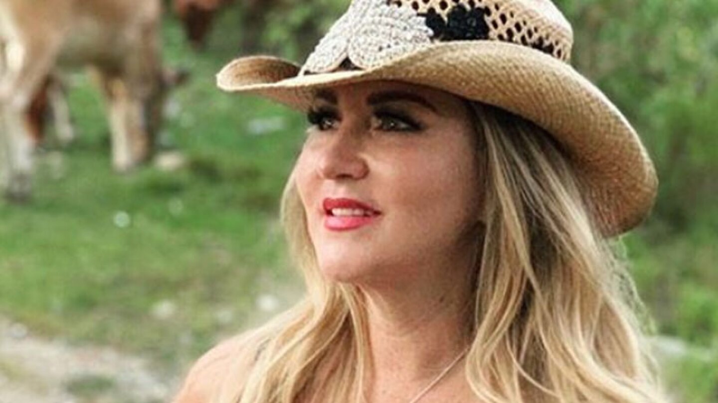 En un programa de radio, la cantante sorprendió al interpretar un tema con su retoño por primera vez.